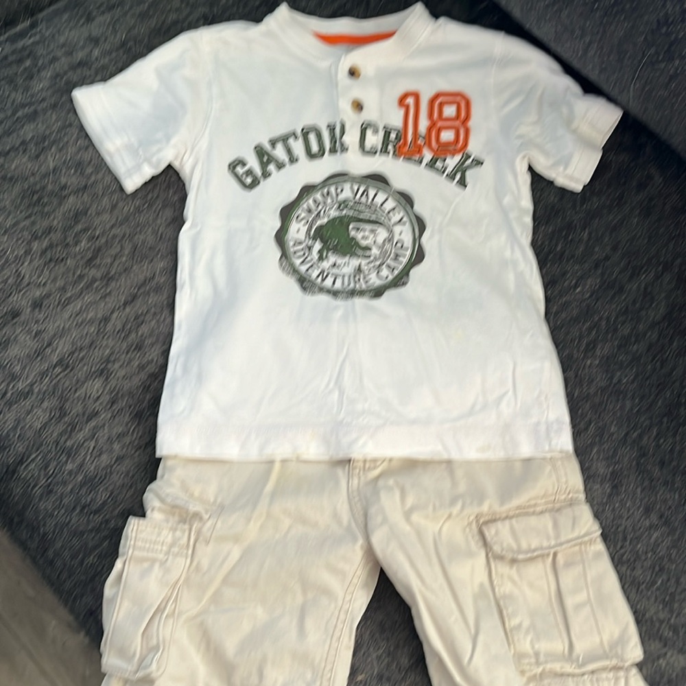 Boys Oshkosh Outfit. Size 4. SS tshirt and cargo shorts